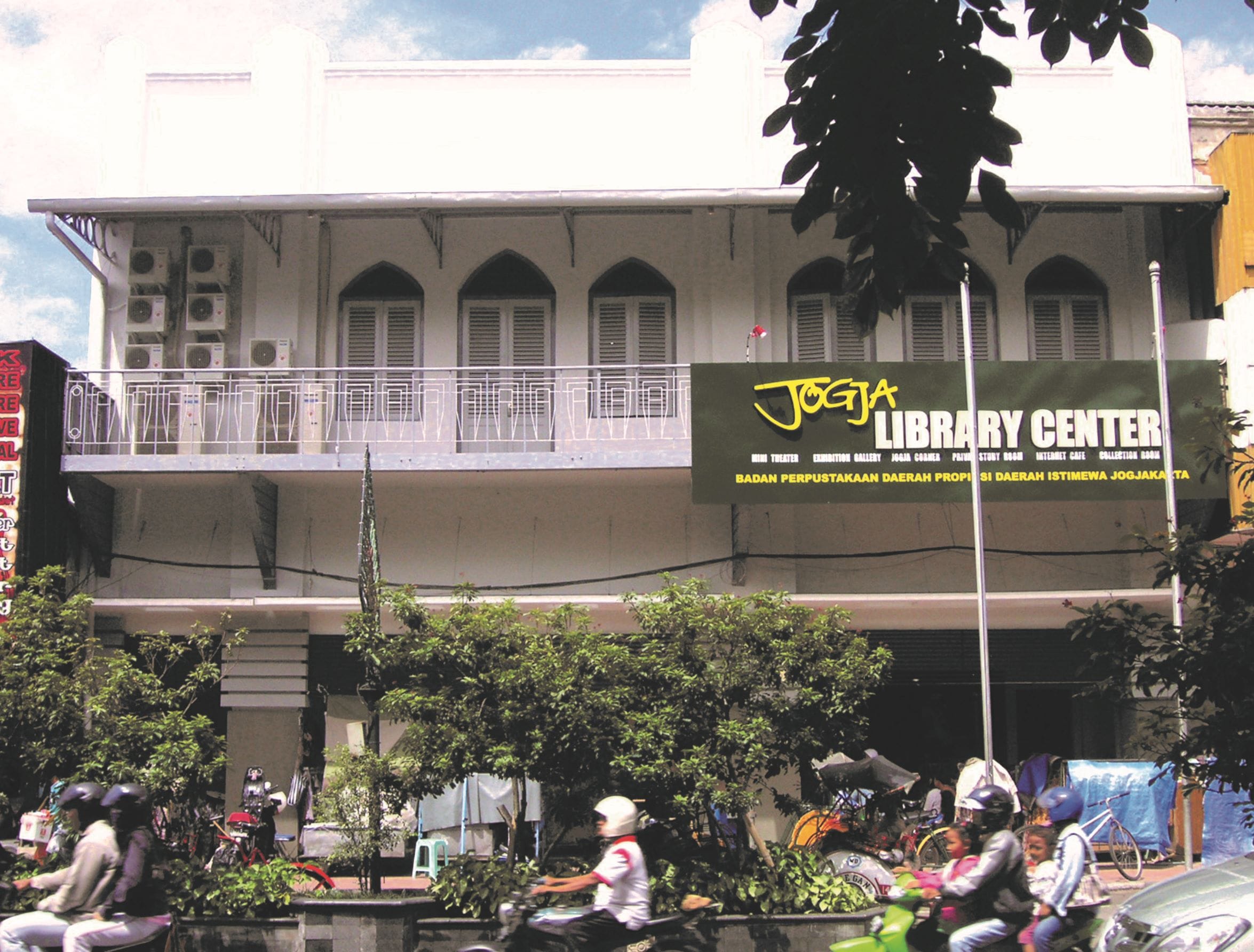 The original provincial library building, which now houses the deposit collection and serves as a tourist information centre. It is located at the Malioboro area, the main street and icon of Jogjakarta. Courtesy of the National Library of Indonesia.